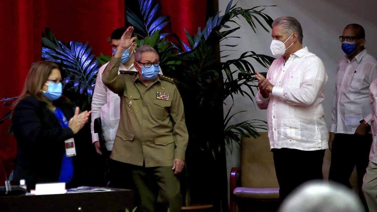 Éra bratrů Castrových skončila, kubánští komunisté mají nového šéfa